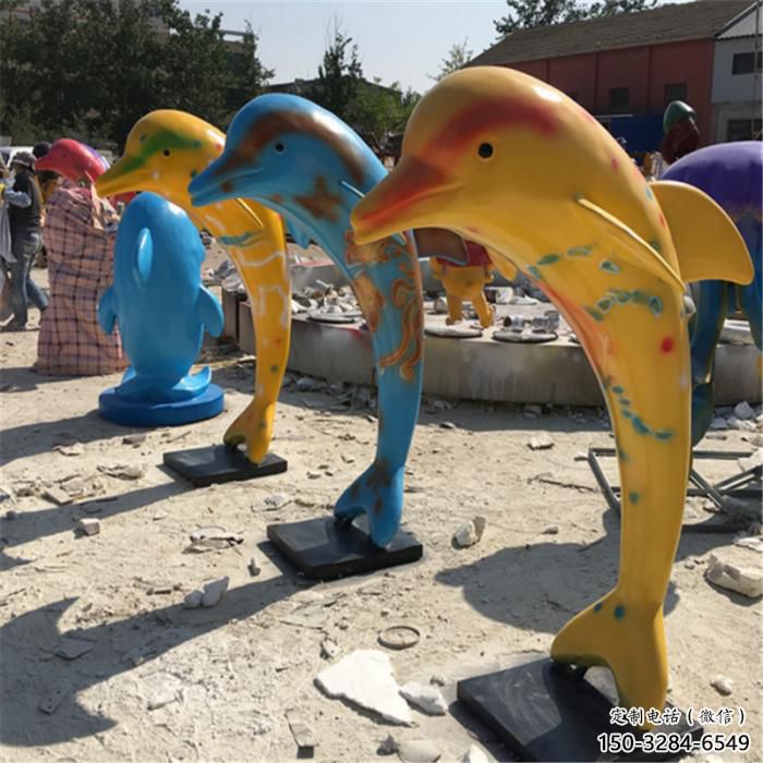 海豚雕塑厂家，彩绘动物摆件，玻璃钢海洋生物雕塑小品